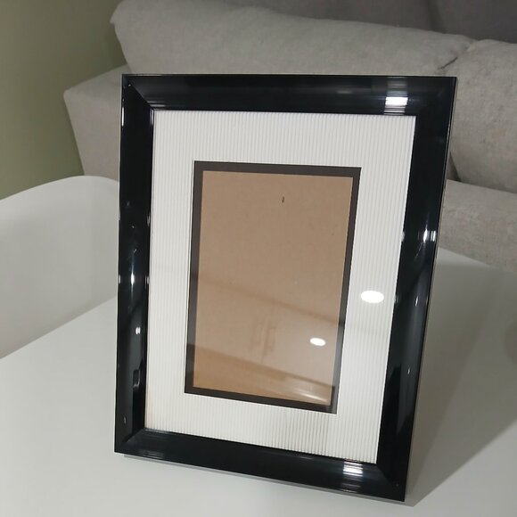 Black Acrylic 8x10in. Frame with Matte & Glass Face , Good Condition - Picture 2 of 4
